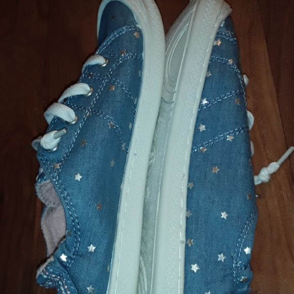 Sneakers. - Picture 3 of 7